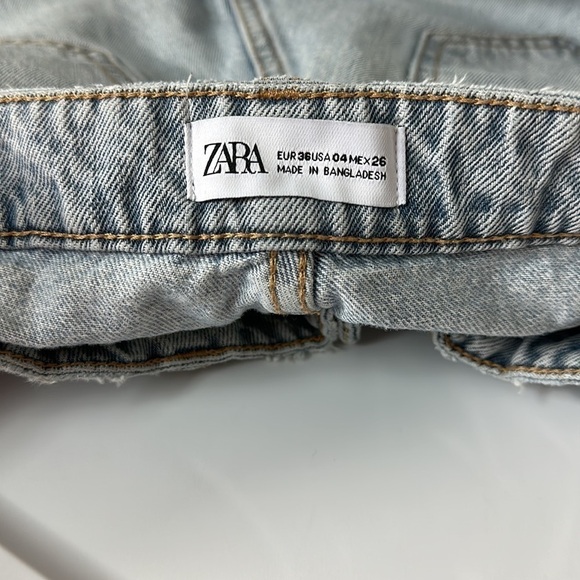Zara High Waisted Mom Jeans Ripped Knee Straight Leg Size 4 - Picture 4 of 6